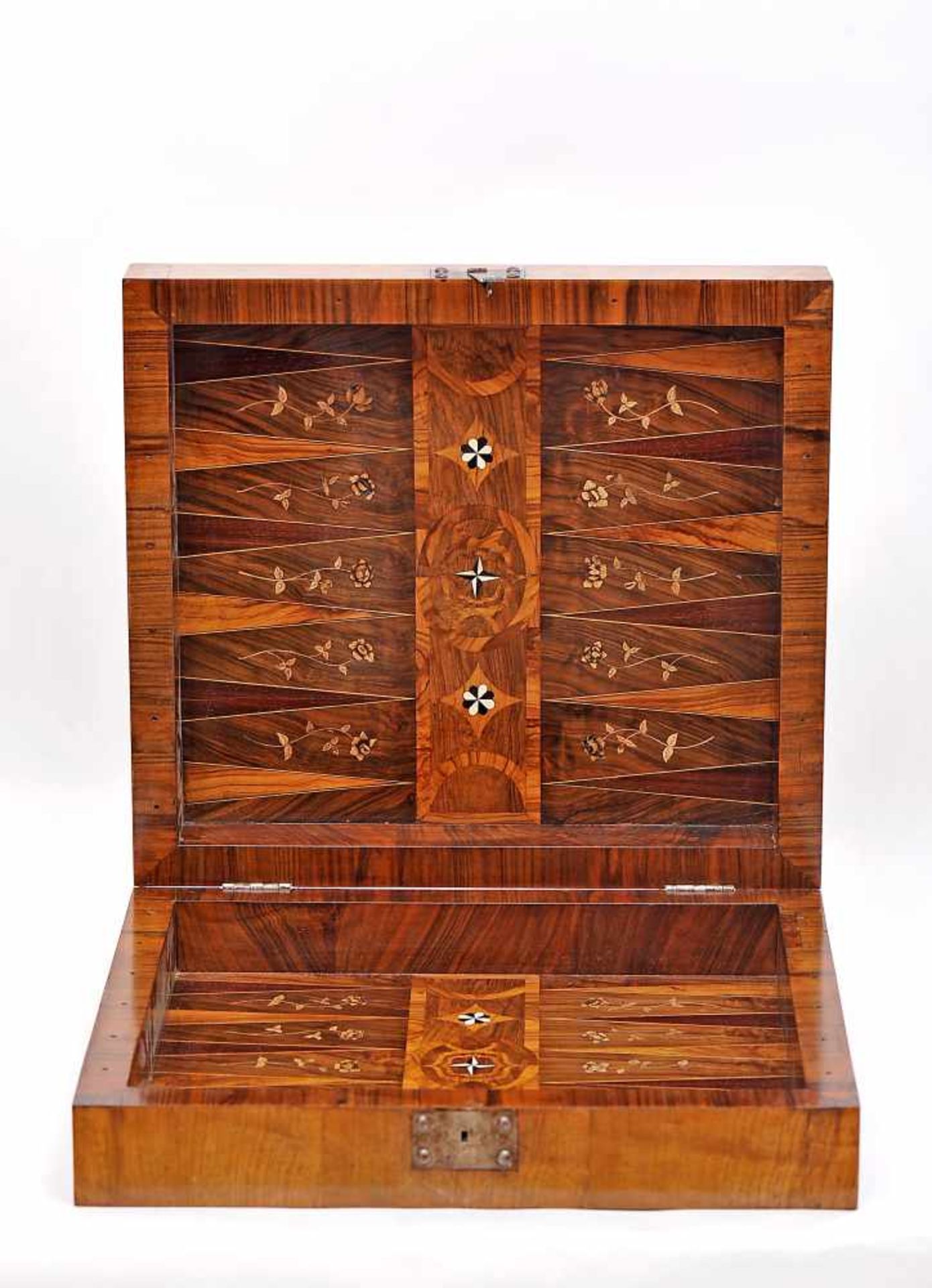 A Box of Chess, Backgammon and some other game, Baroque, wood lined with walnut marquetry, burr- - Bild 6 aus 8