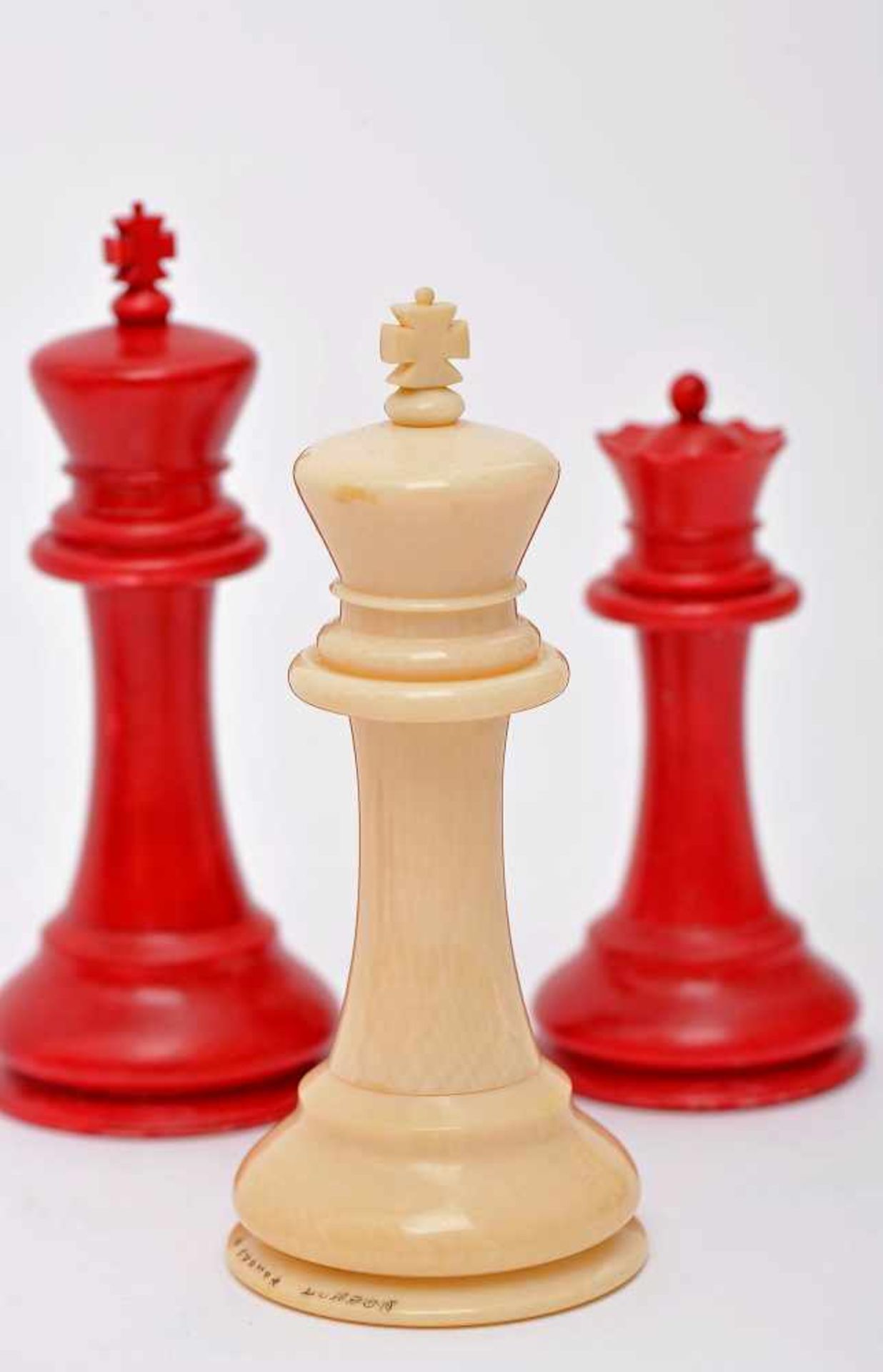 A JACQUES STAUNTON Chess Pieces - SIZE CLUB, carved ivory being one of the sets dyed red, mahogany - Bild 2 aus 8