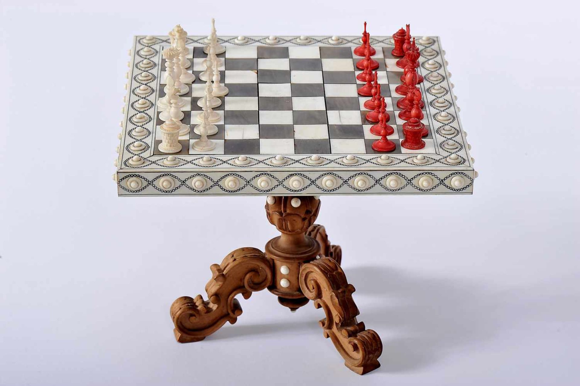 A miniature Game Table with miniature Chess Pieces, table with carved walnut foot with ivory - Bild 3 aus 8