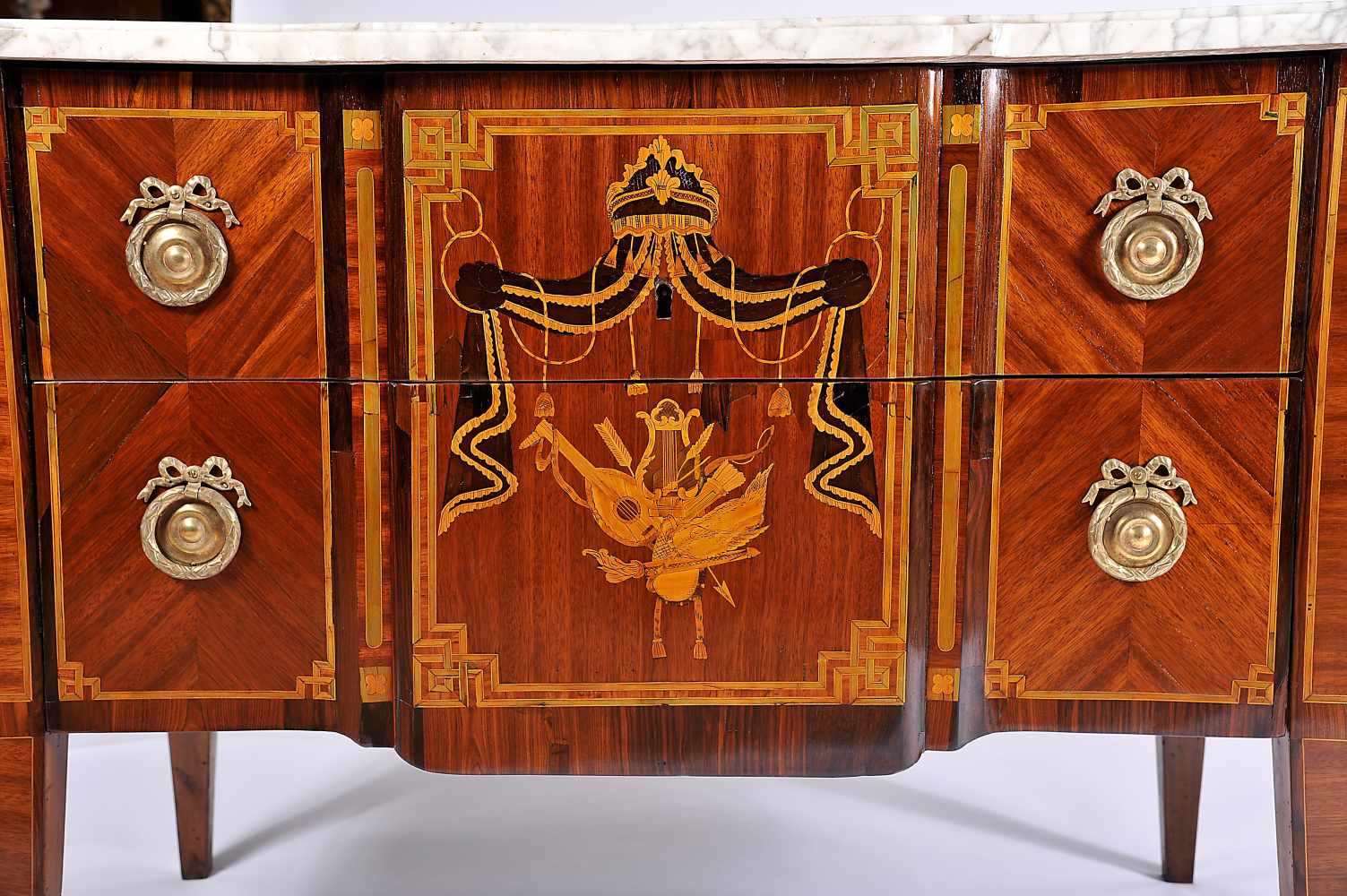 A Chest of Drawers, neoclassical, Brazilian rosewood, satinwood and greenwood marquetry "Baldachin - Image 2 of 2