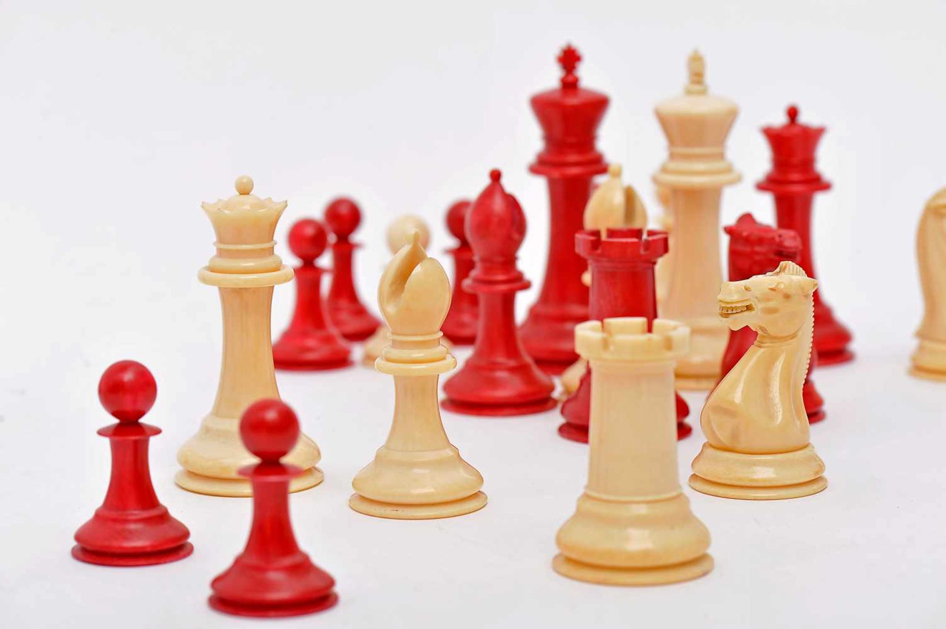 A JACQUES STAUNTON Chess Pieces - SIZE CLUB, carved ivory being one of the sets dyed red, mahogany - Bild 7 aus 8