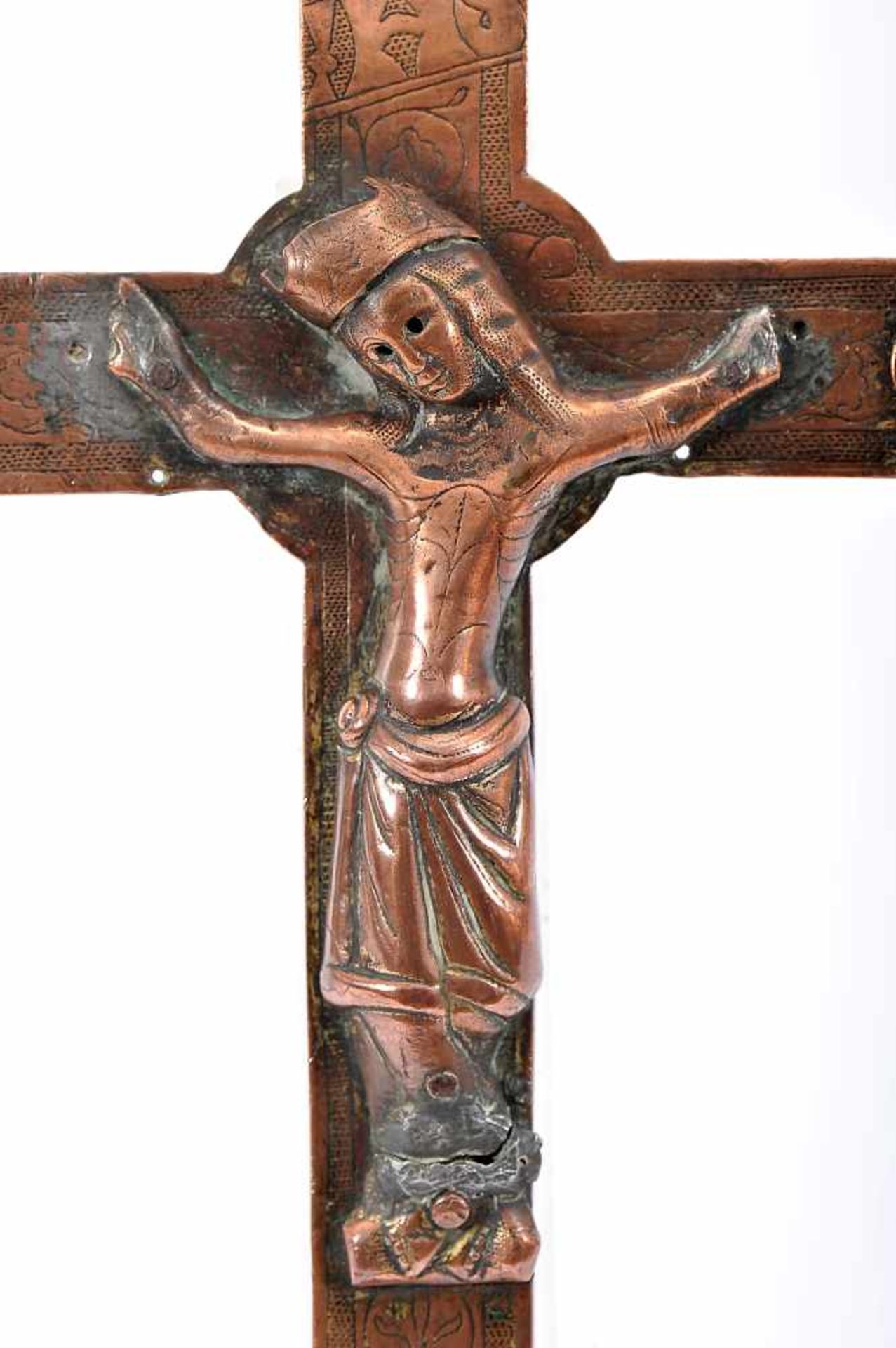 A Processional Cross, gothic, copper, scalloped and engraved decoration en relief "Crucified - Bild 2 aus 3