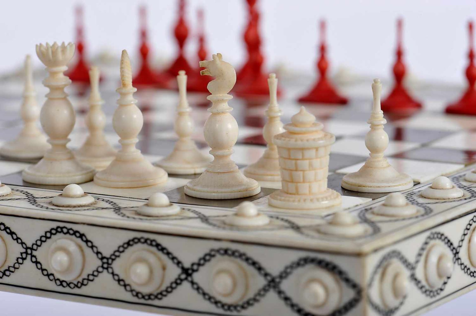 A miniature Game Table with miniature Chess Pieces, table with carved walnut foot with ivory - Bild 8 aus 8