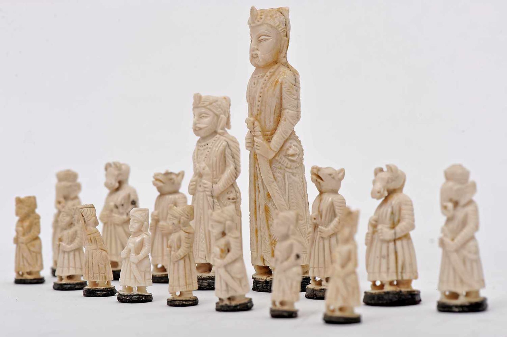 Chess Pieces, sculpted bone, one of the sets with dyed black bases, King and Queen representing - Bild 2 aus 4