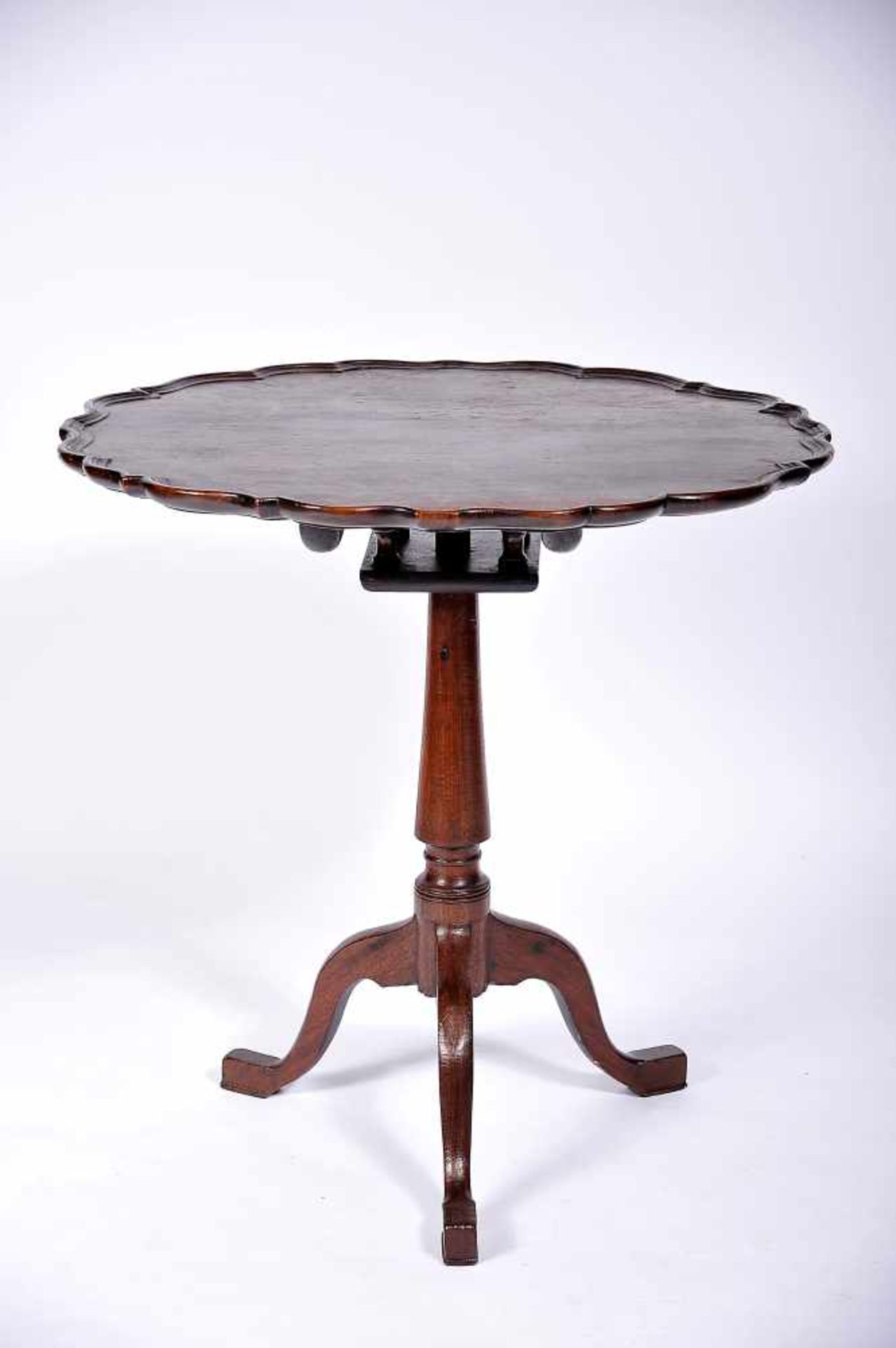 A Tripod Table, Brazilian mahogany and walnut, scalloped tilt-top, English, 18th C., traces of - Bild 2 aus 2