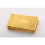 A Snuff Box, 750/1000 gold, guilloche decoration, French, 19th C. (1st quarter), signs of use,