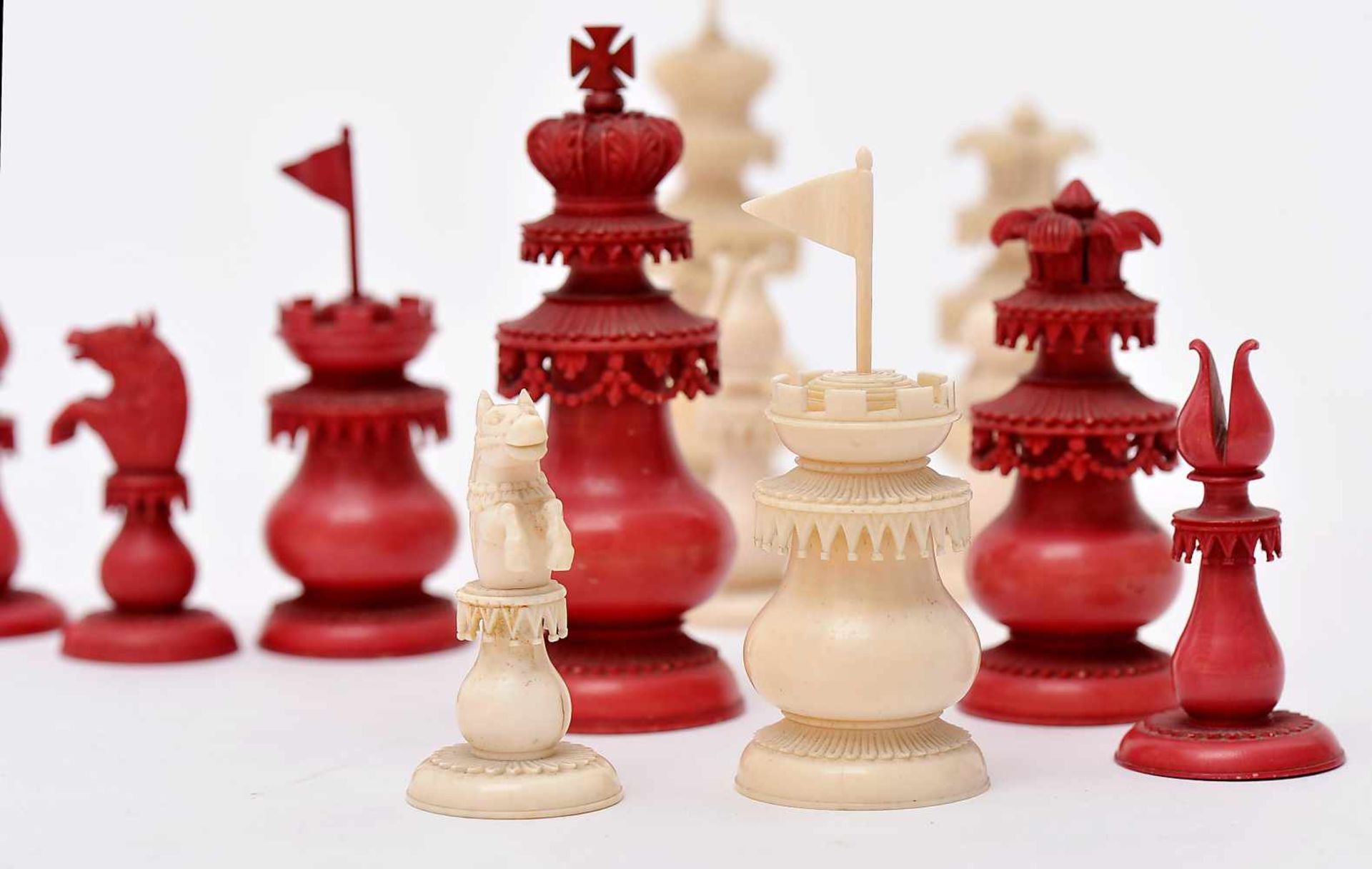 Chess pieces, carved ivory being one of the sets dyed red, India - Vizagapatam, 19th C., Dim. - ( - Bild 4 aus 4