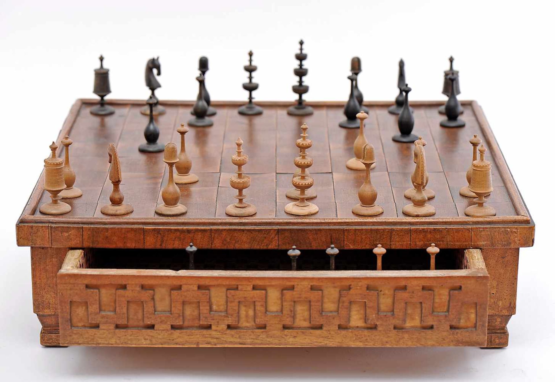 A Board with Chess Pieces, walnut board with drawer and four feet, sides en relief "Greek - Bild 3 aus 6