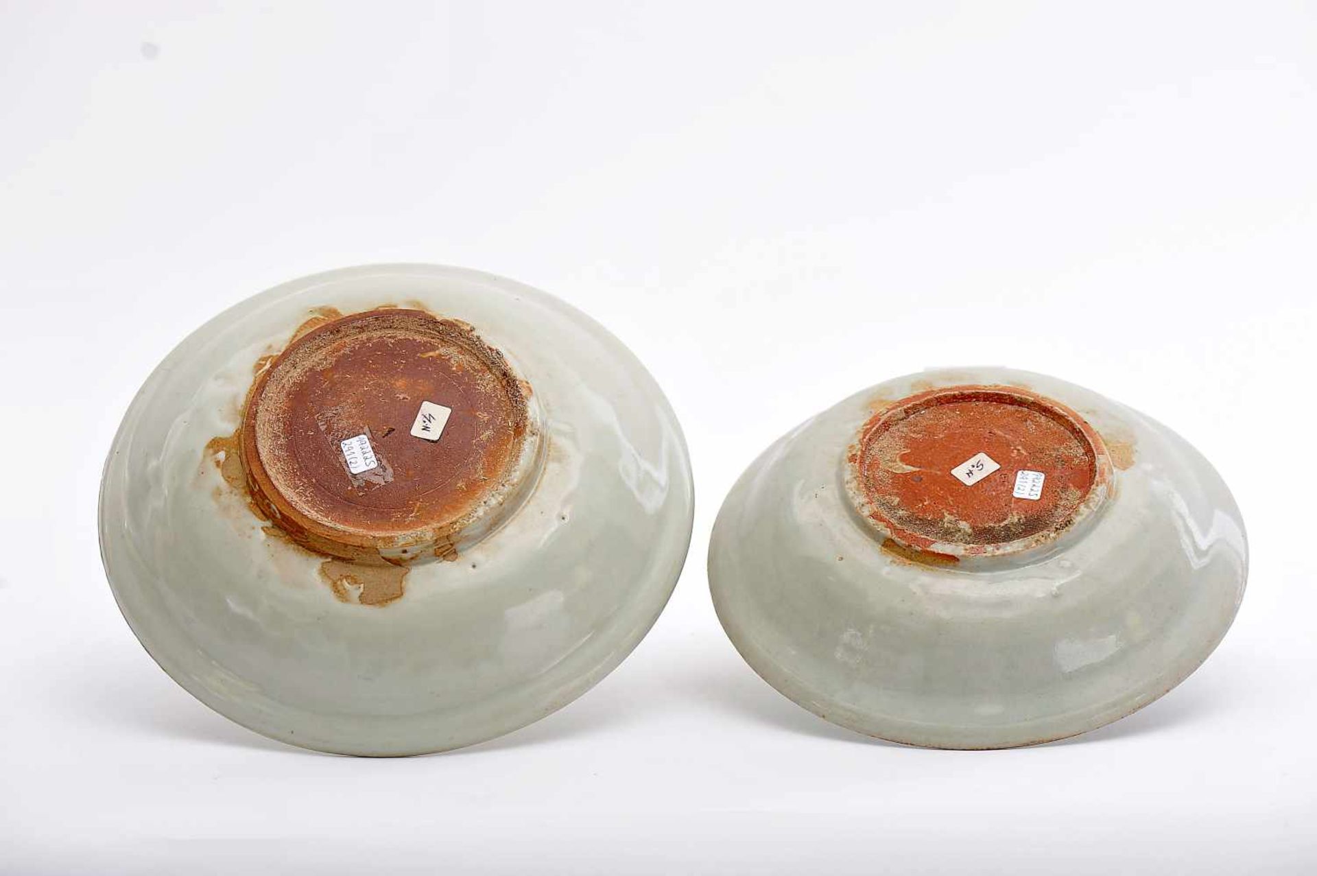 A Pair of Bowls, Chinese glazed stoneware, green "Celadon" monochrome decoration. Ming period ( - Bild 2 aus 2