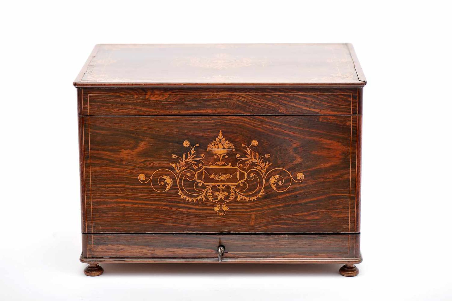 A Liquor Box, Victorian (1837-1901), wood coated with Brazilian rosewood and satinwood marquetry, - Bild 2 aus 2