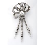 A Brooch/Pendant, Belle Époque, platinum, set with pearl (10 mm), 3 fancy-cut diamonds with the