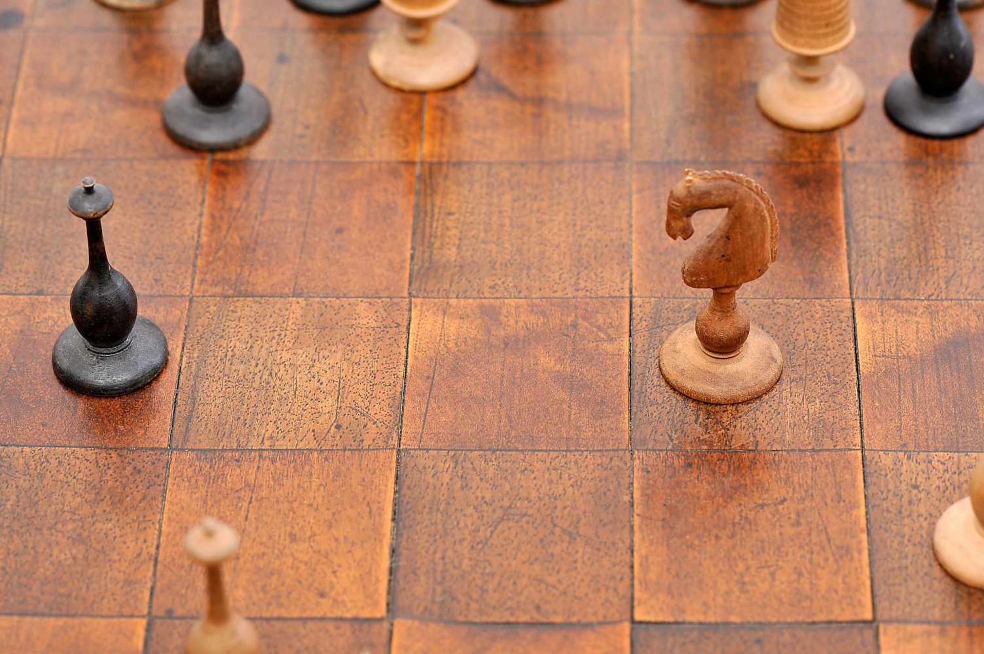 A Board with Chess Pieces, walnut board with drawer and four feet, sides en relief "Greek - Bild 5 aus 6