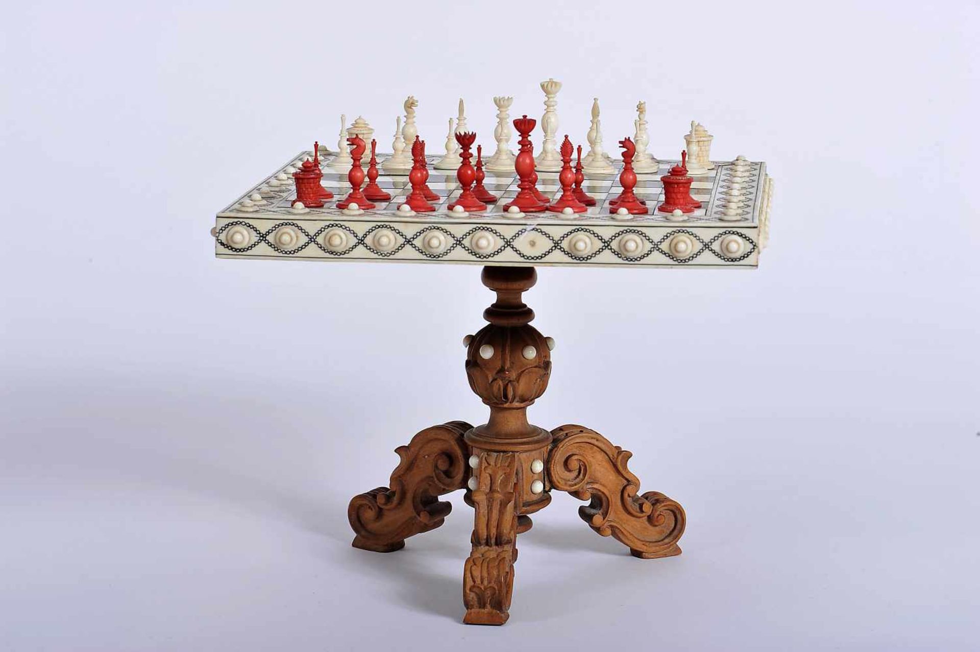 A miniature Game Table with miniature Chess Pieces, table with carved walnut foot with ivory - Bild 6 aus 8
