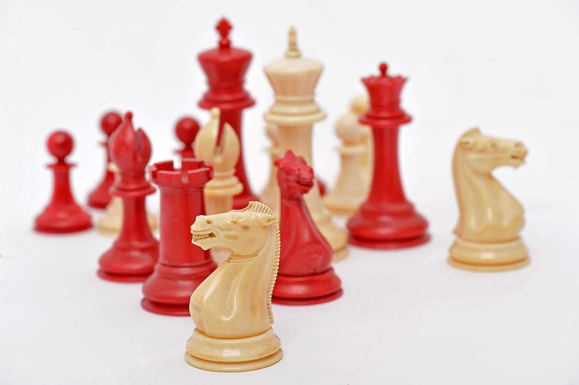 A JACQUES STAUNTON Chess Pieces - SIZE CLUB, carved ivory being one of the sets dyed red, mahogany - Bild 6 aus 8