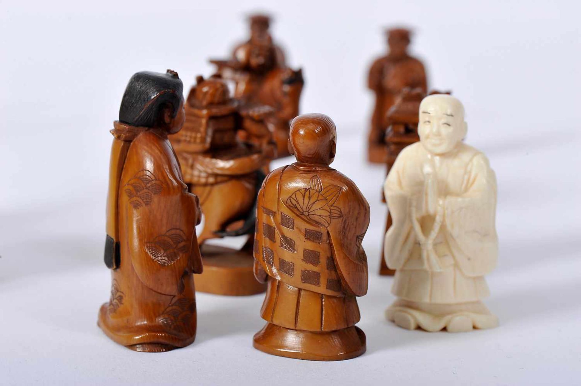 Chess Pieces and Board/Box, carved ivory "Japanese Figures" being one of the sets dyed brown, box - Bild 6 aus 10