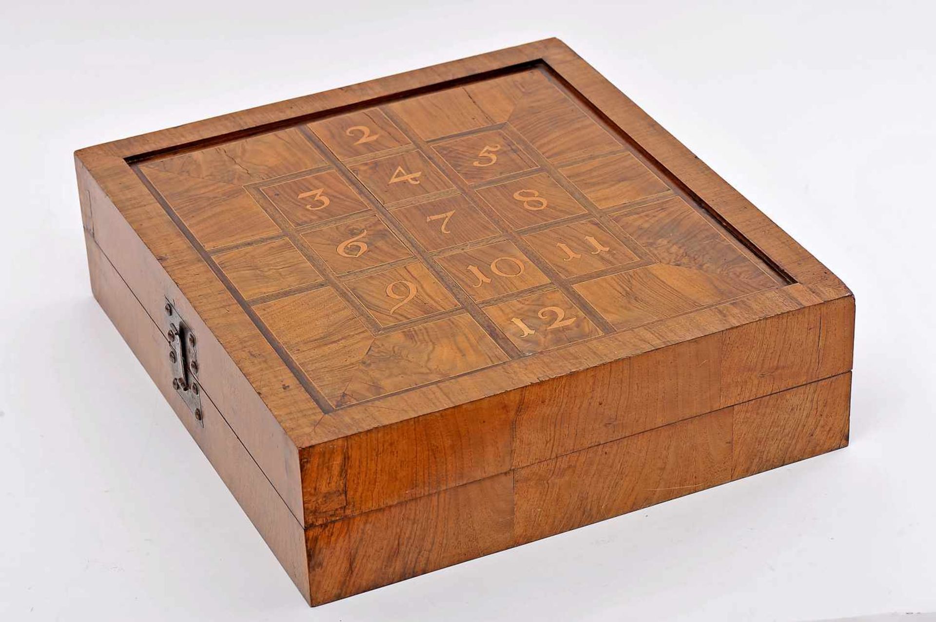 A Box of Chess, Backgammon and some other game, Baroque, wood lined with walnut marquetry, burr- - Bild 3 aus 8