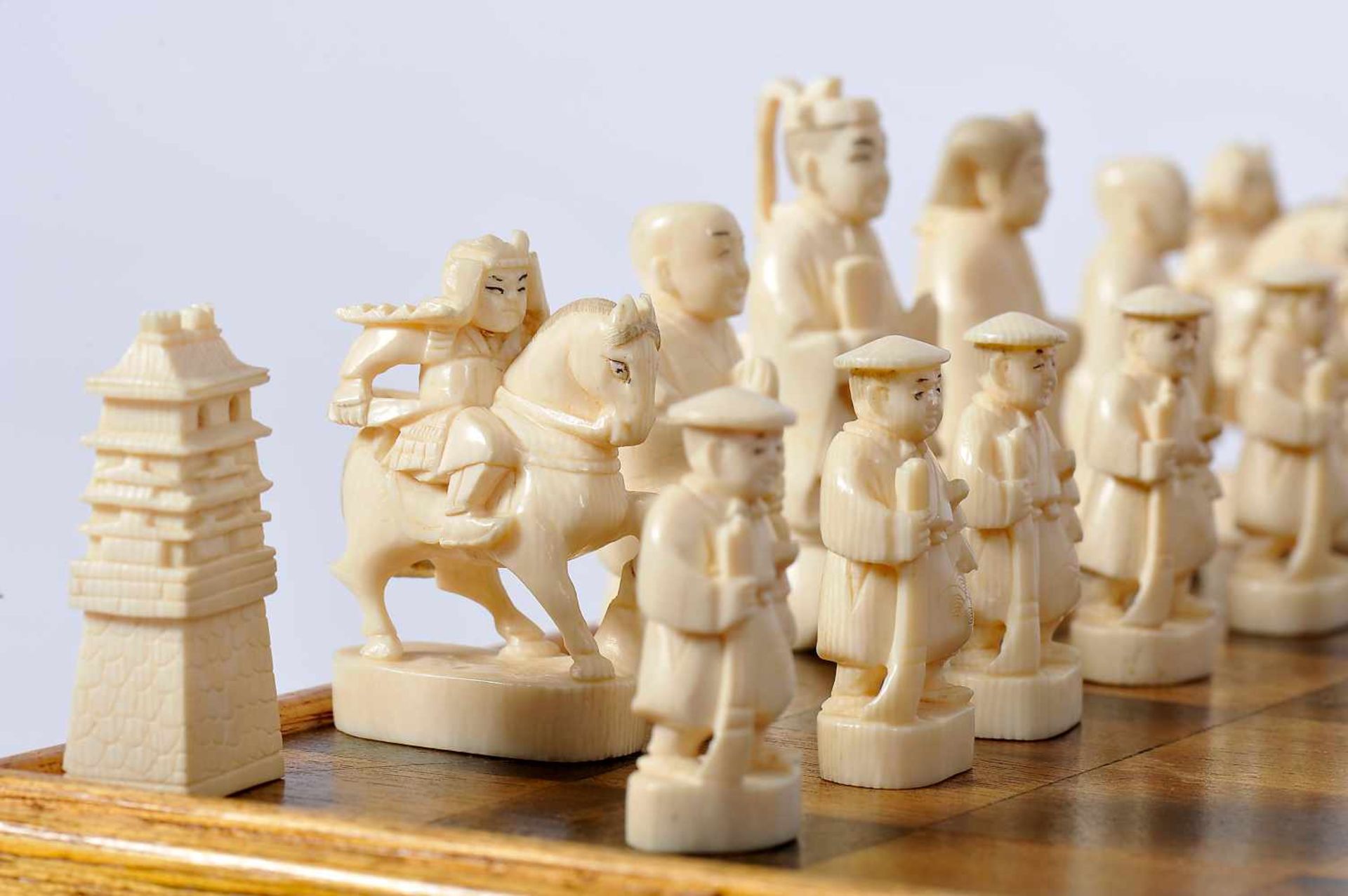 Chess Pieces and Board/Box, carved ivory "Japanese Figures" being one of the sets dyed brown, box - Bild 3 aus 10