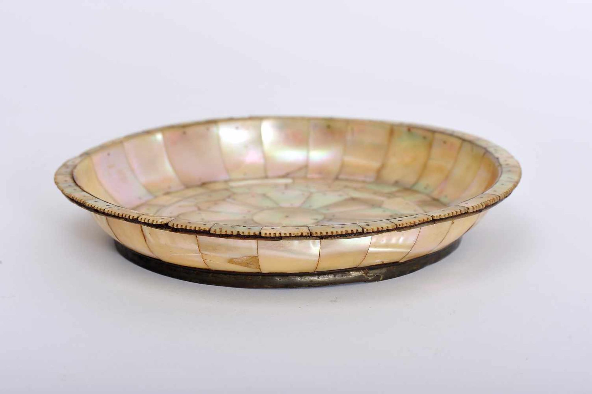 A Salver, mother of Pearl and mother of pearl marquetry "rosacea" with copper mounting and pins, - Bild 2 aus 3