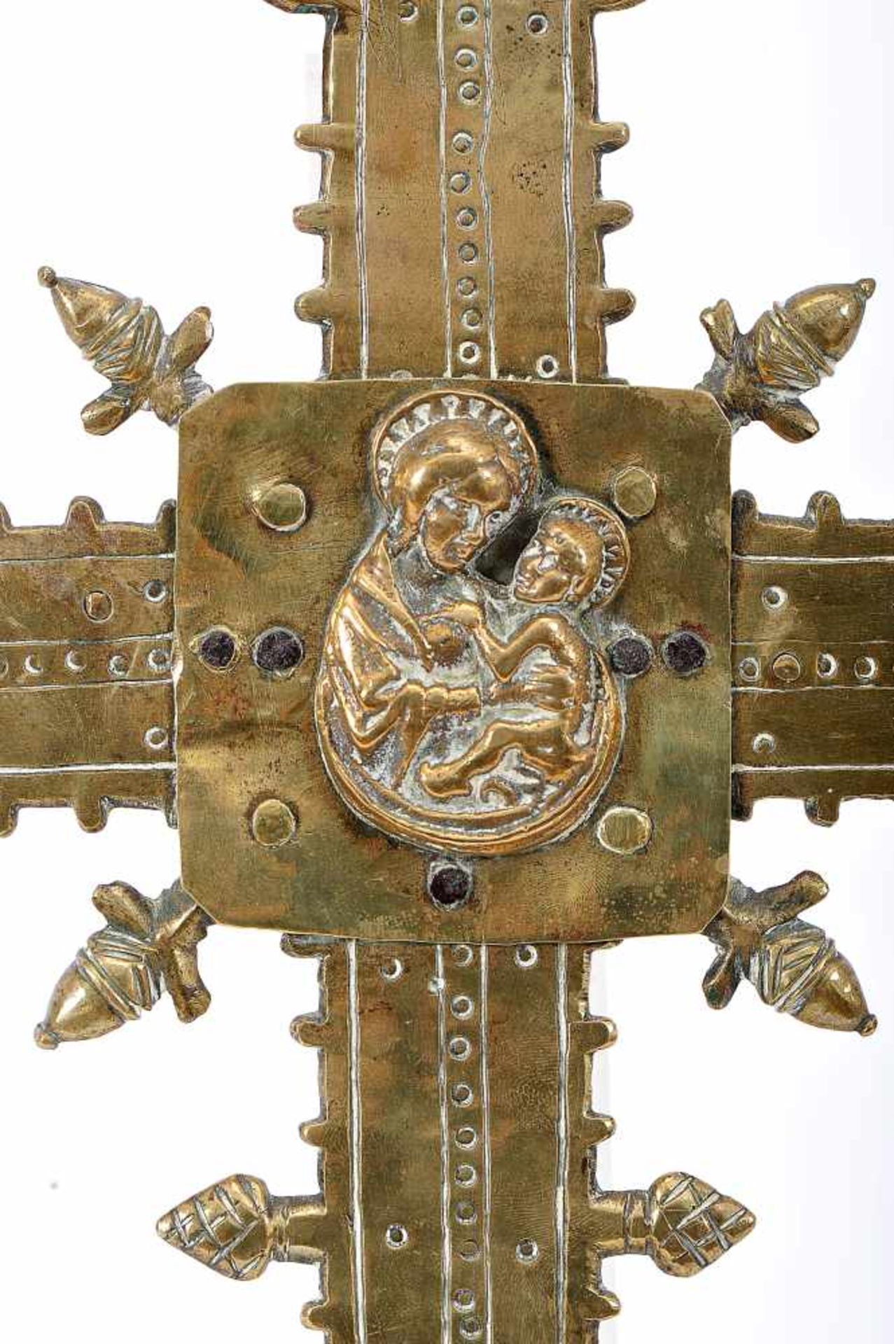 A Processional Cross, gilt bronze, scalloped engraved decoration en relief "Our Lady with the - Bild 2 aus 3