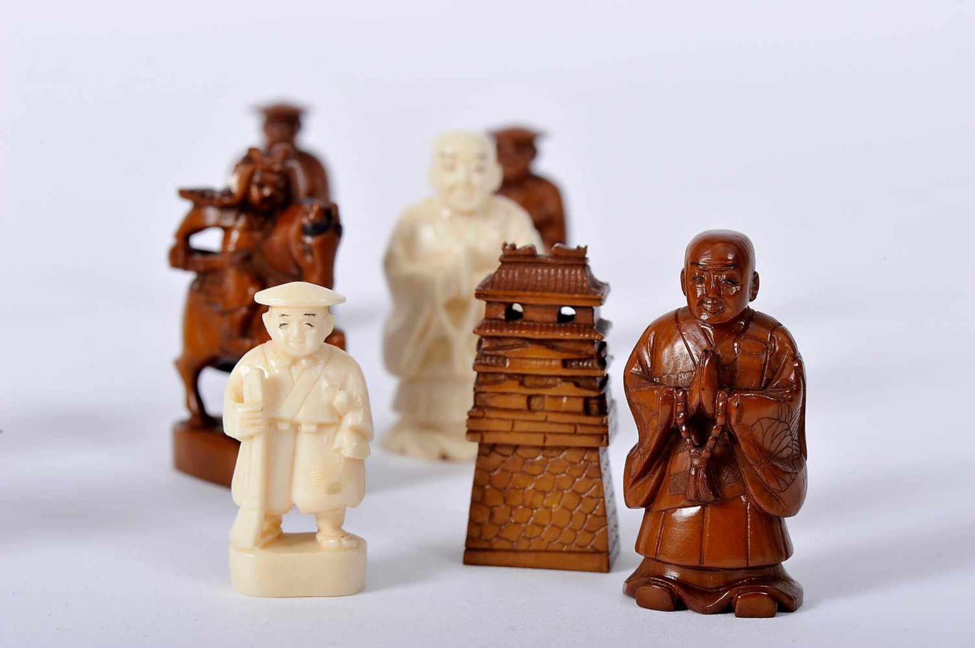 Chess Pieces and Board/Box, carved ivory "Japanese Figures" being one of the sets dyed brown, box - Bild 5 aus 10