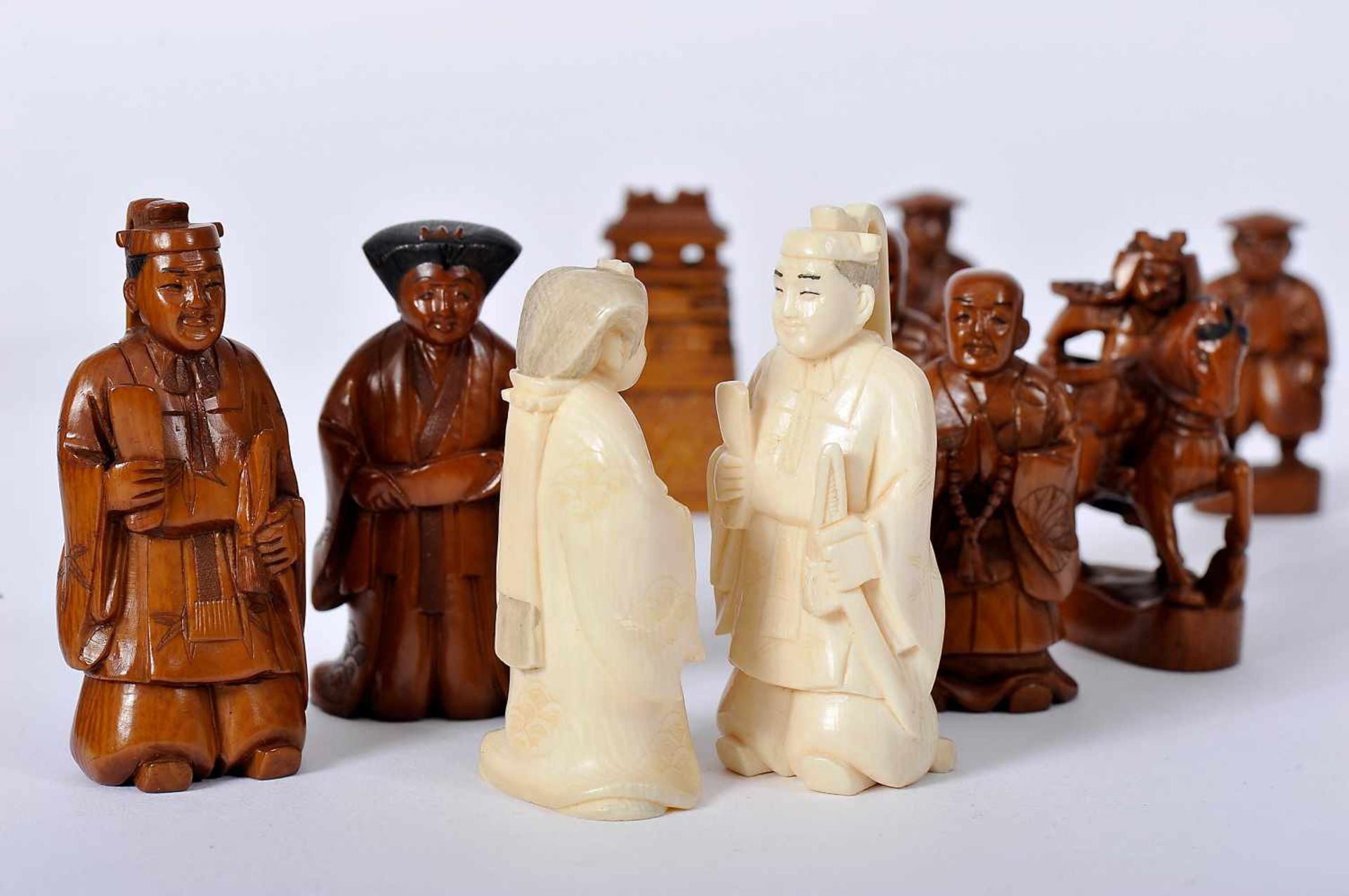 Chess Pieces and Board/Box, carved ivory "Japanese Figures" being one of the sets dyed brown, box - Bild 4 aus 10