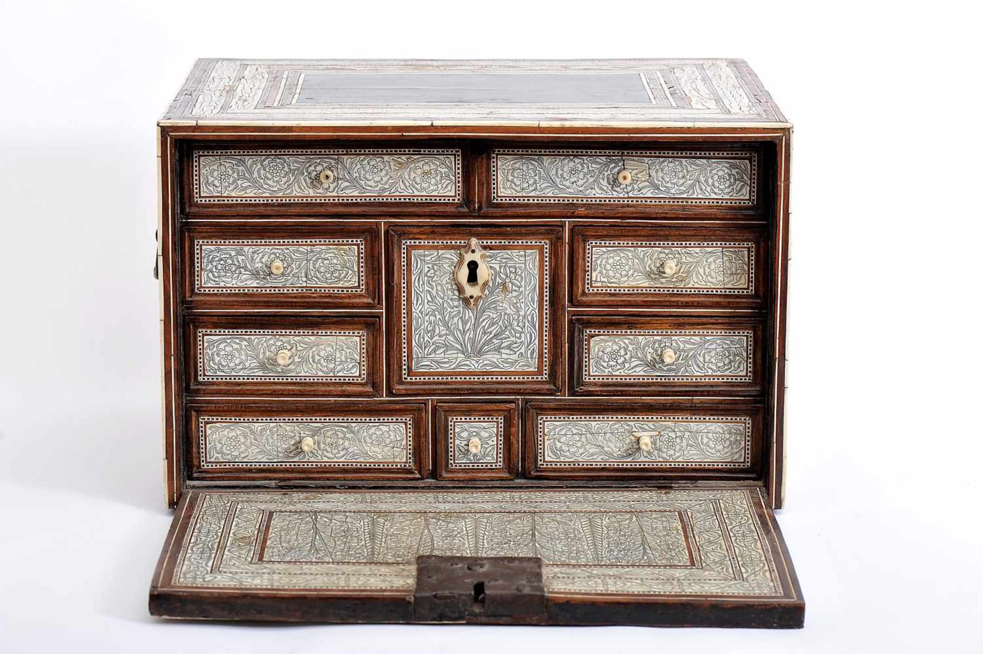 A Bureau, teak coated with sissoo marquetry, ivory and bone friezes and bands with engraved - Bild 2 aus 3