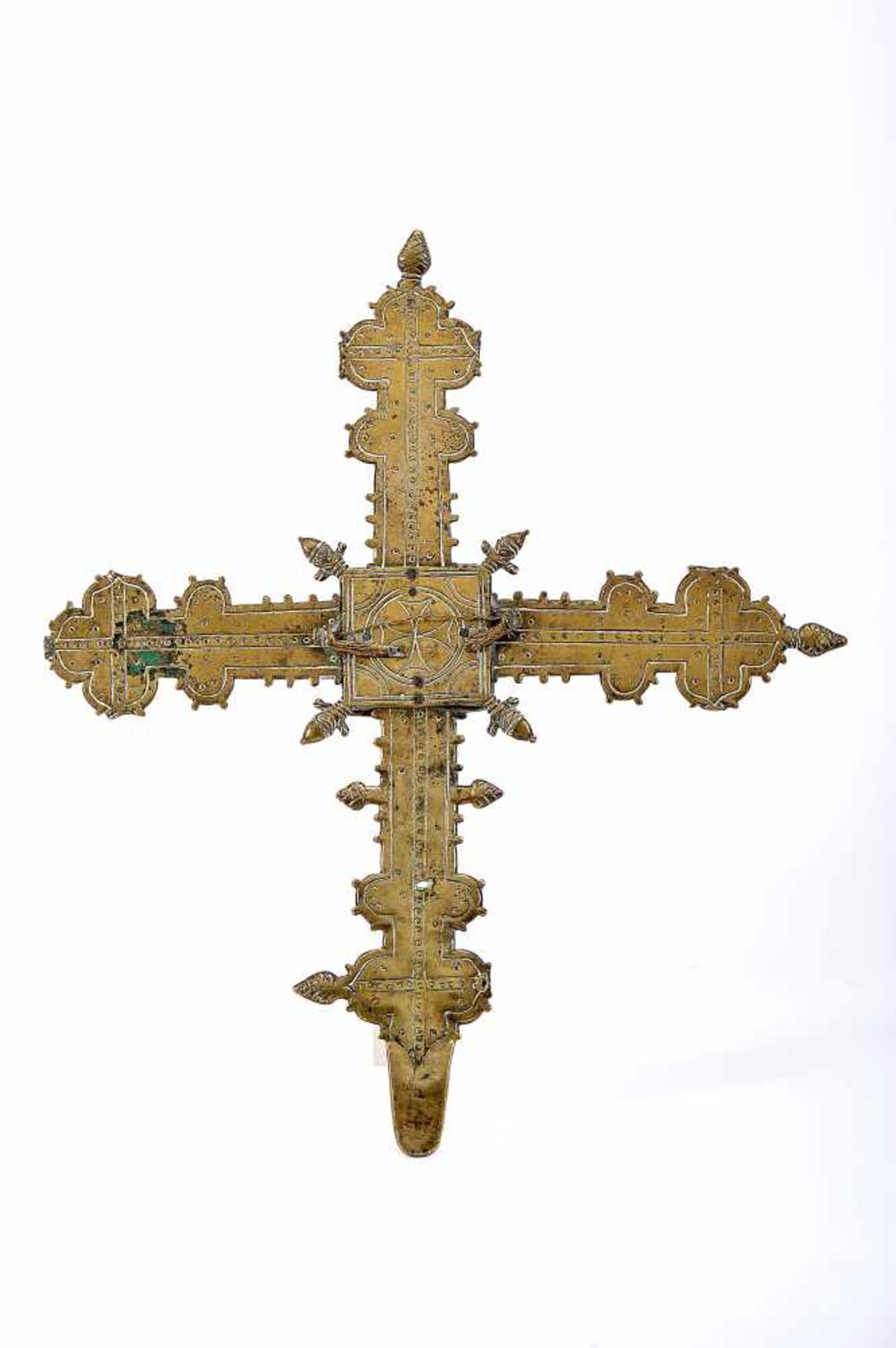 A Processional Cross, gilt bronze, scalloped engraved decoration en relief "Our Lady with the - Bild 3 aus 3