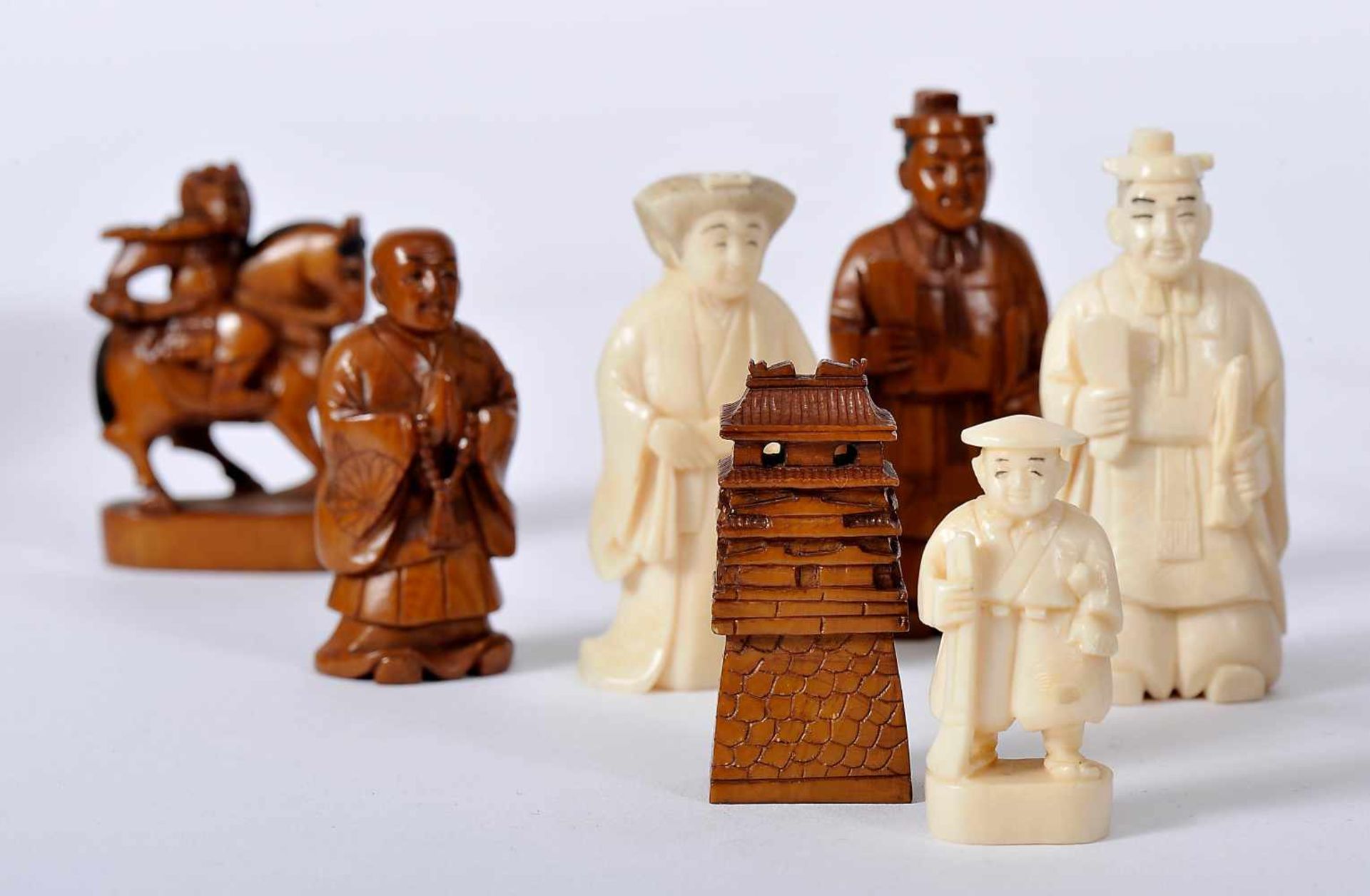 Chess Pieces and Board/Box, carved ivory "Japanese Figures" being one of the sets dyed brown, box - Bild 7 aus 10