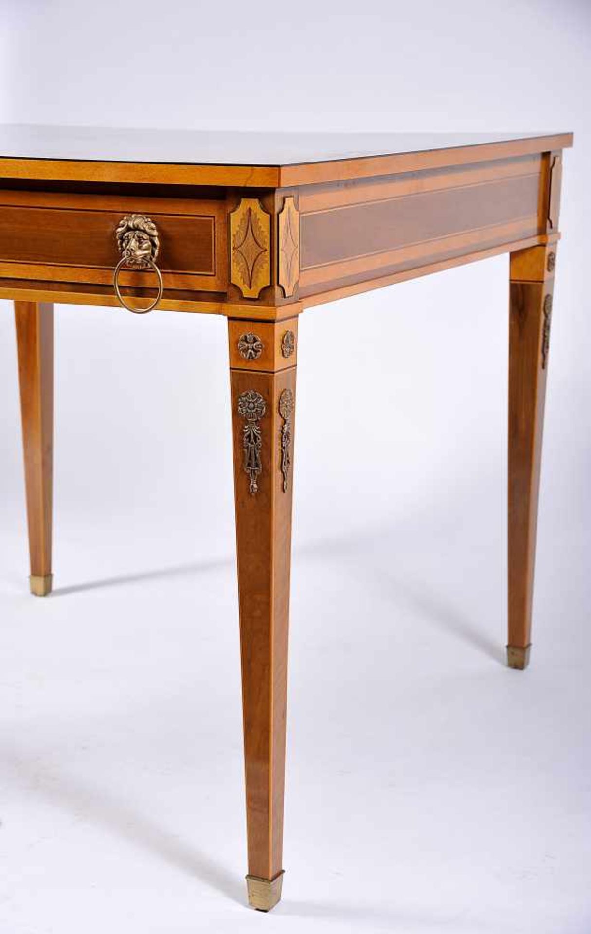 A Table, D. Maria I (Queen of Portugal) style, chestnut and walnut with inlays, thornbush, Brazilian - Bild 3 aus 4