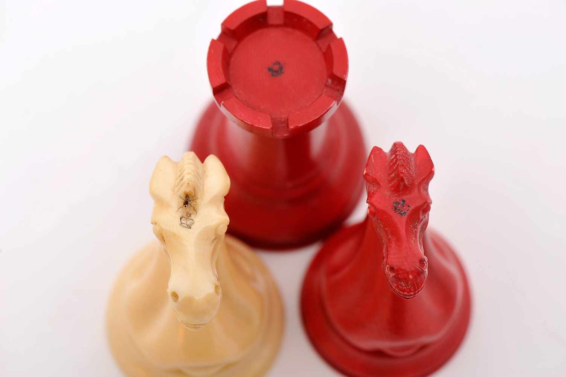 A JACQUES STAUNTON Chess Pieces - SIZE CLUB, carved ivory being one of the sets dyed red, mahogany - Bild 4 aus 8