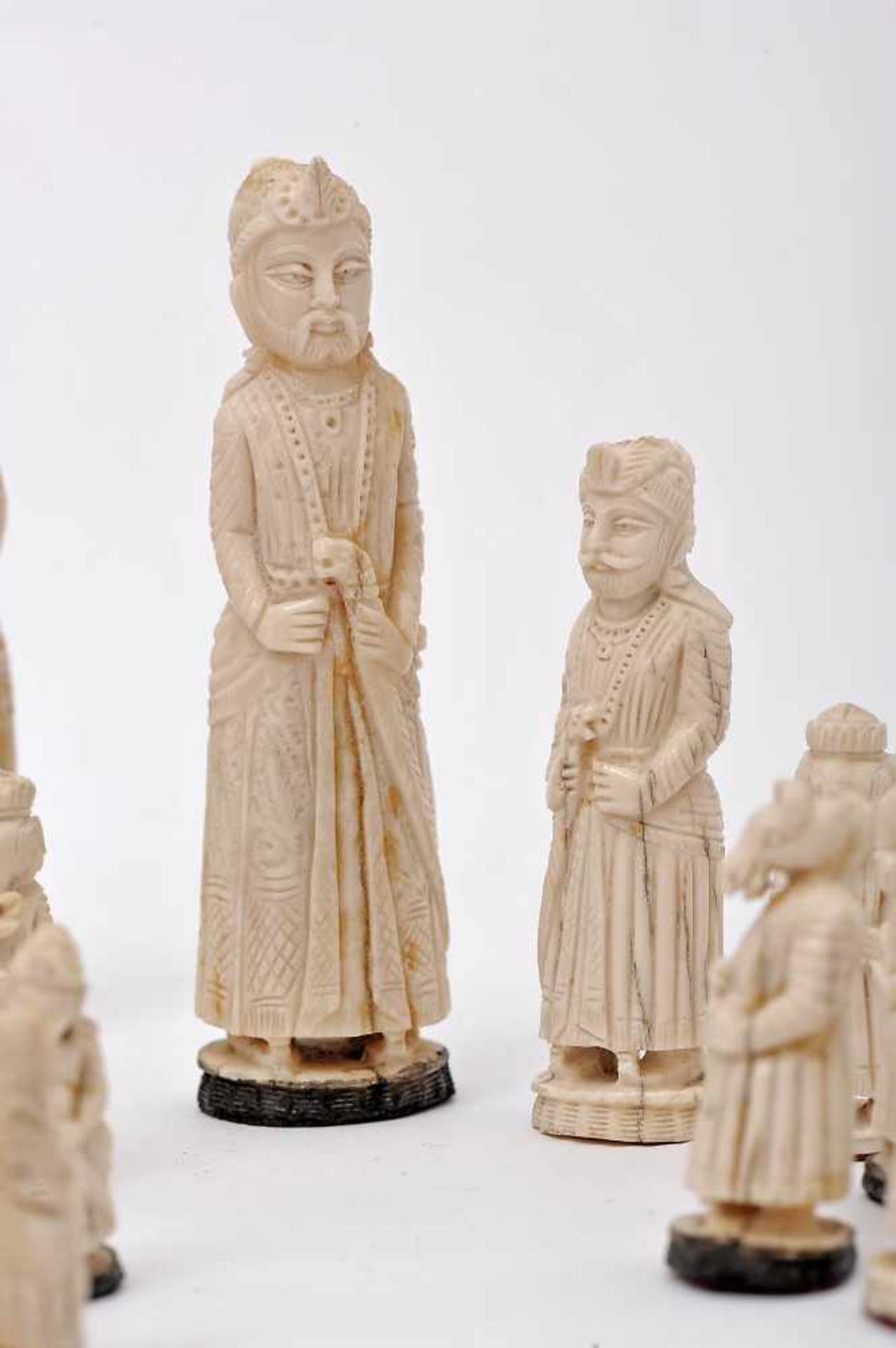 Chess Pieces, sculpted bone, one of the sets with dyed black bases, King and Queen representing - Bild 4 aus 4