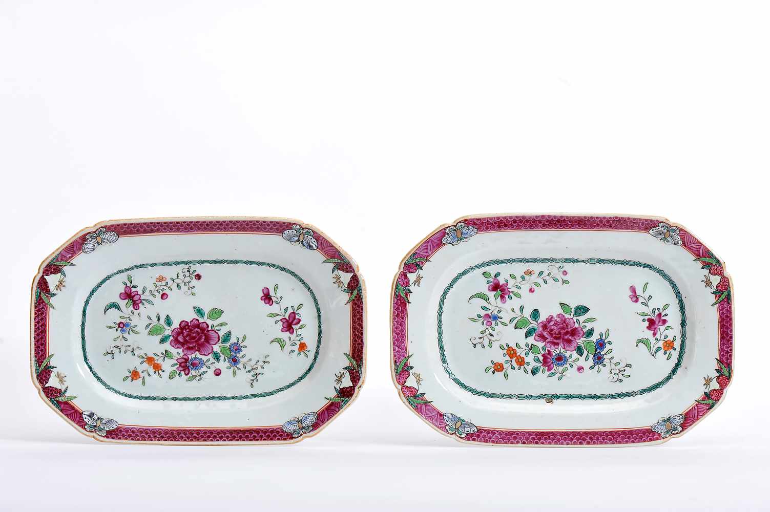 A Pair of Scalloped Stands, chinese export porcelain, gilt and polychrome decoration "Flowers",