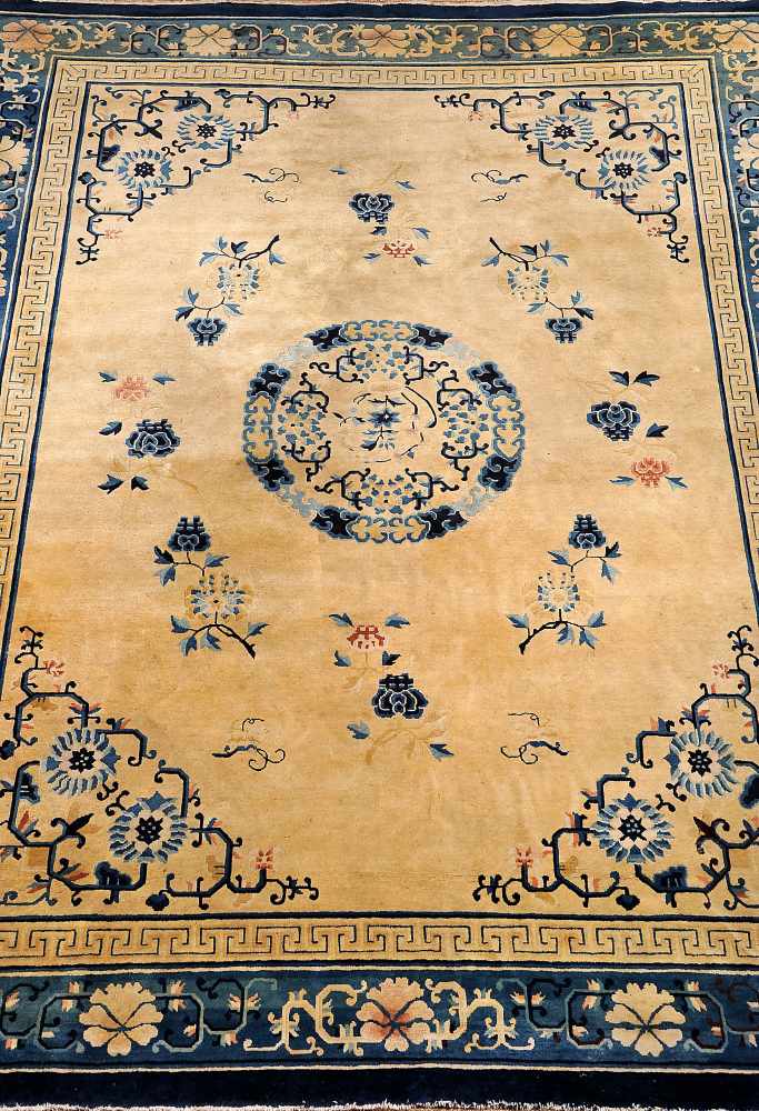 A Carpet, wool yarn, polychrome decoration "Flowers", Chinese, 20th C., signs of use, minor wool - Image 2 of 4
