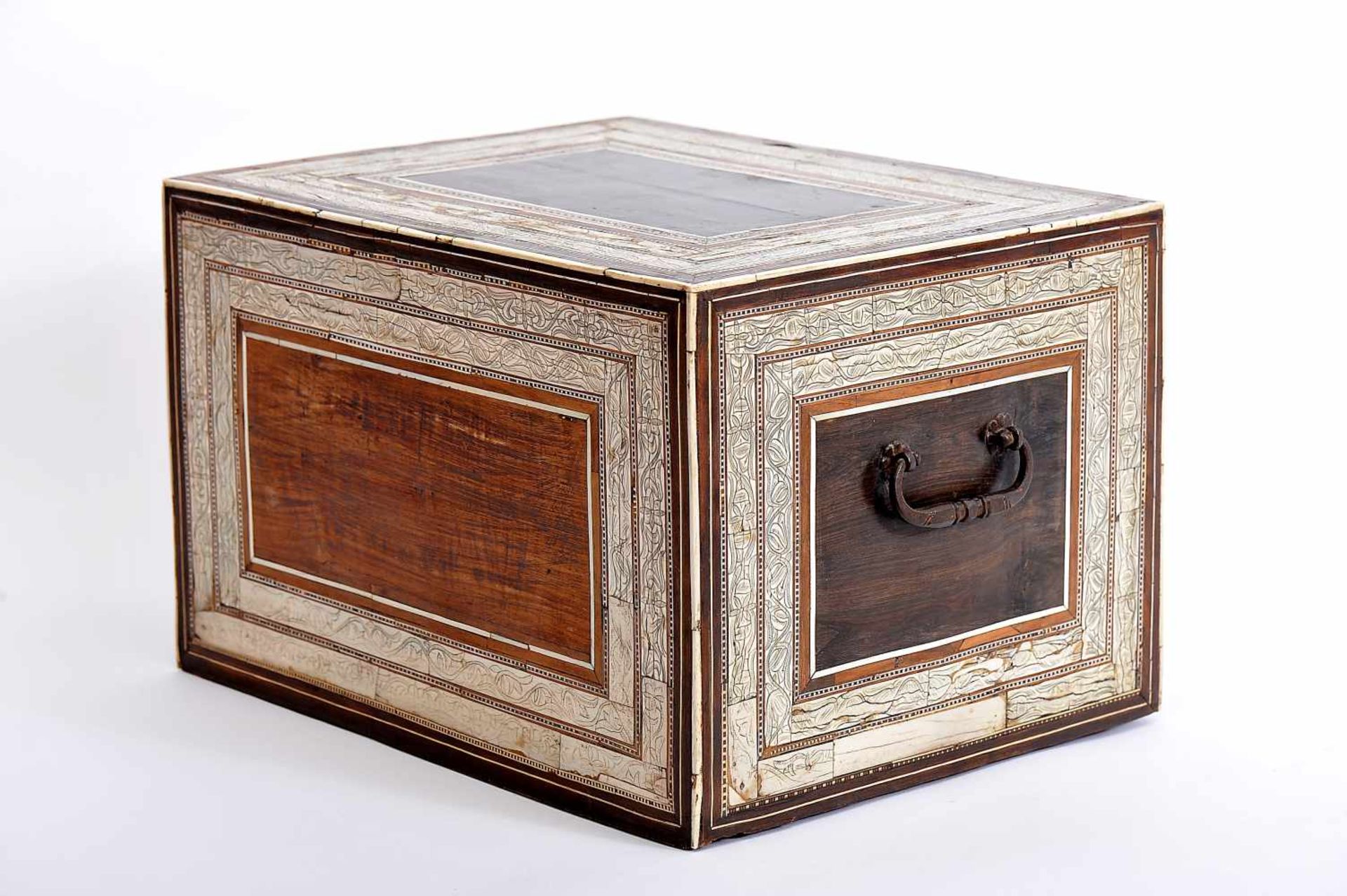 A Bureau, teak coated with sissoo marquetry, ivory and bone friezes and bands with engraved - Bild 3 aus 3