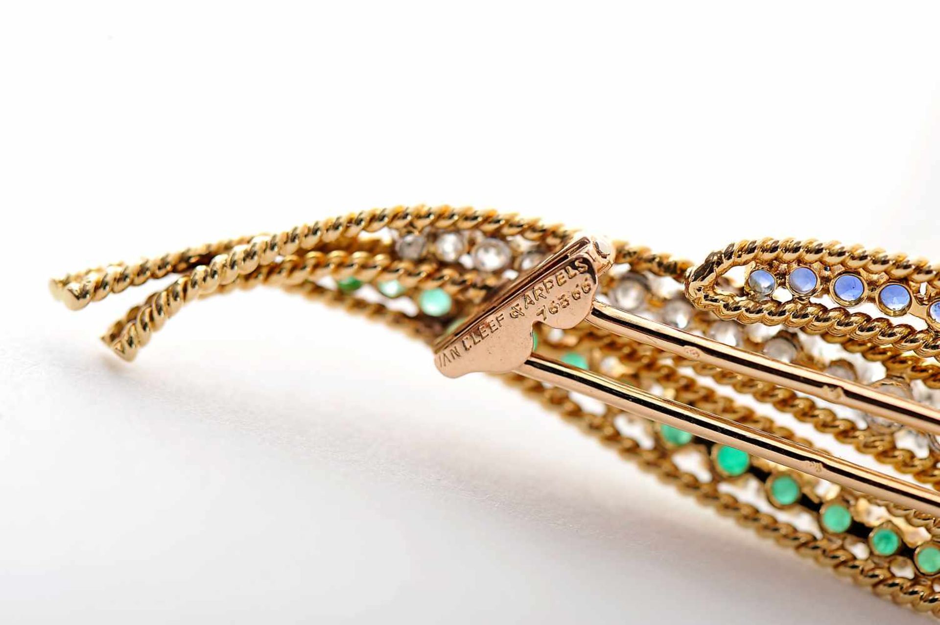 A VAN CLEEF & ARPELS Brooch - Leaf, 750/100 gold, set with 18 emeralds and 18 round brilliant cut - Bild 2 aus 3