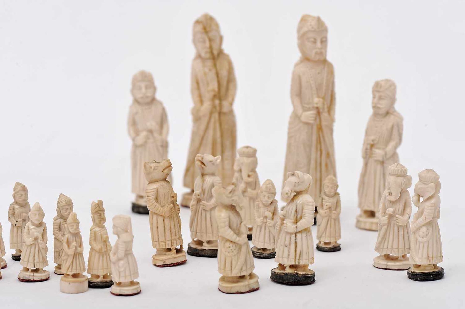 Chess Pieces, sculpted bone, one of the sets with dyed black bases, King and Queen representing - Bild 3 aus 4