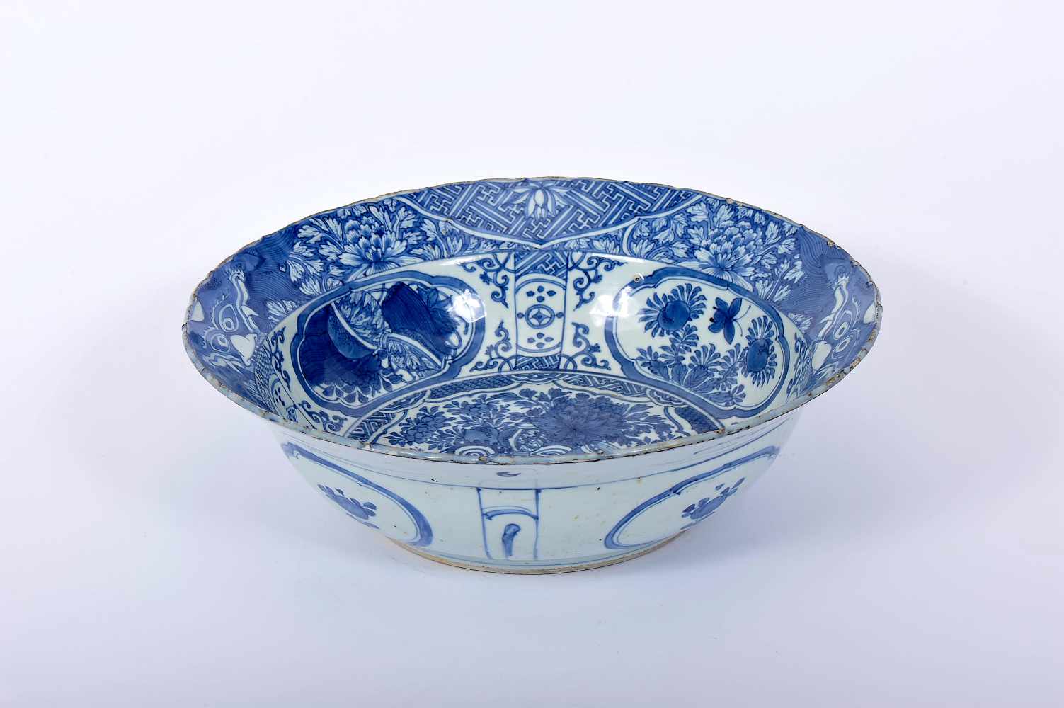 A Large Bowl, Chinese export Kraak porcelain, blue decoration "Bowl with flowers", boiler with