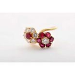 A VAN CLEEF & ARPELS Ring - "Double Flower", 750/1000 gold, set with 7 round cut rubies and 7