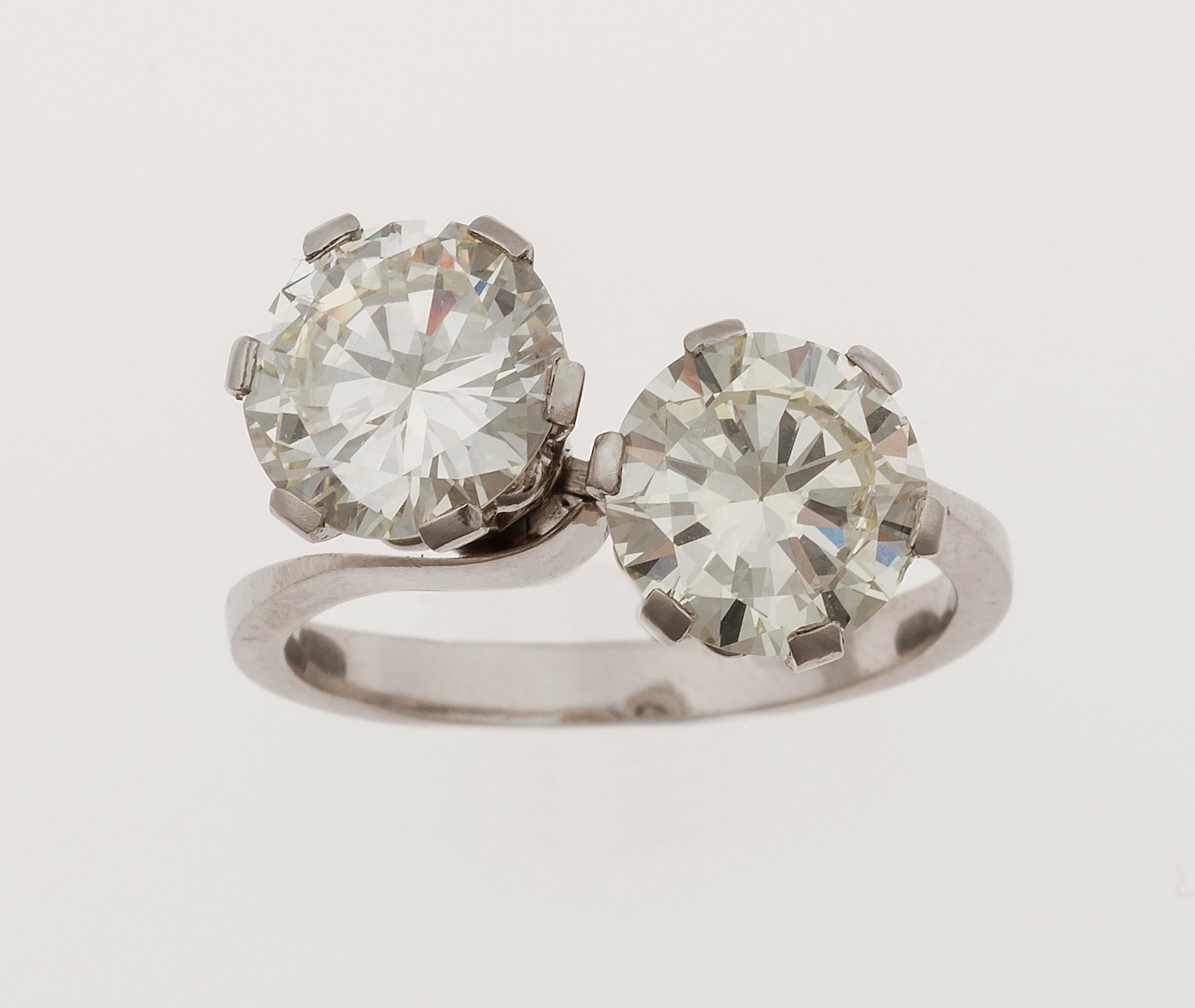 Two brilliant-cut diamonds weighing 2.49 and 2.80 carats - Diamond Report R.A.G. [...]