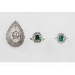 A group of diamond, emerald and gold jewellery - montature in oro bianco 750/1000 -