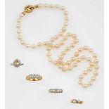 Four diamond and gold rings and a pearl necklace - montature in oro giallo ed oro [...]