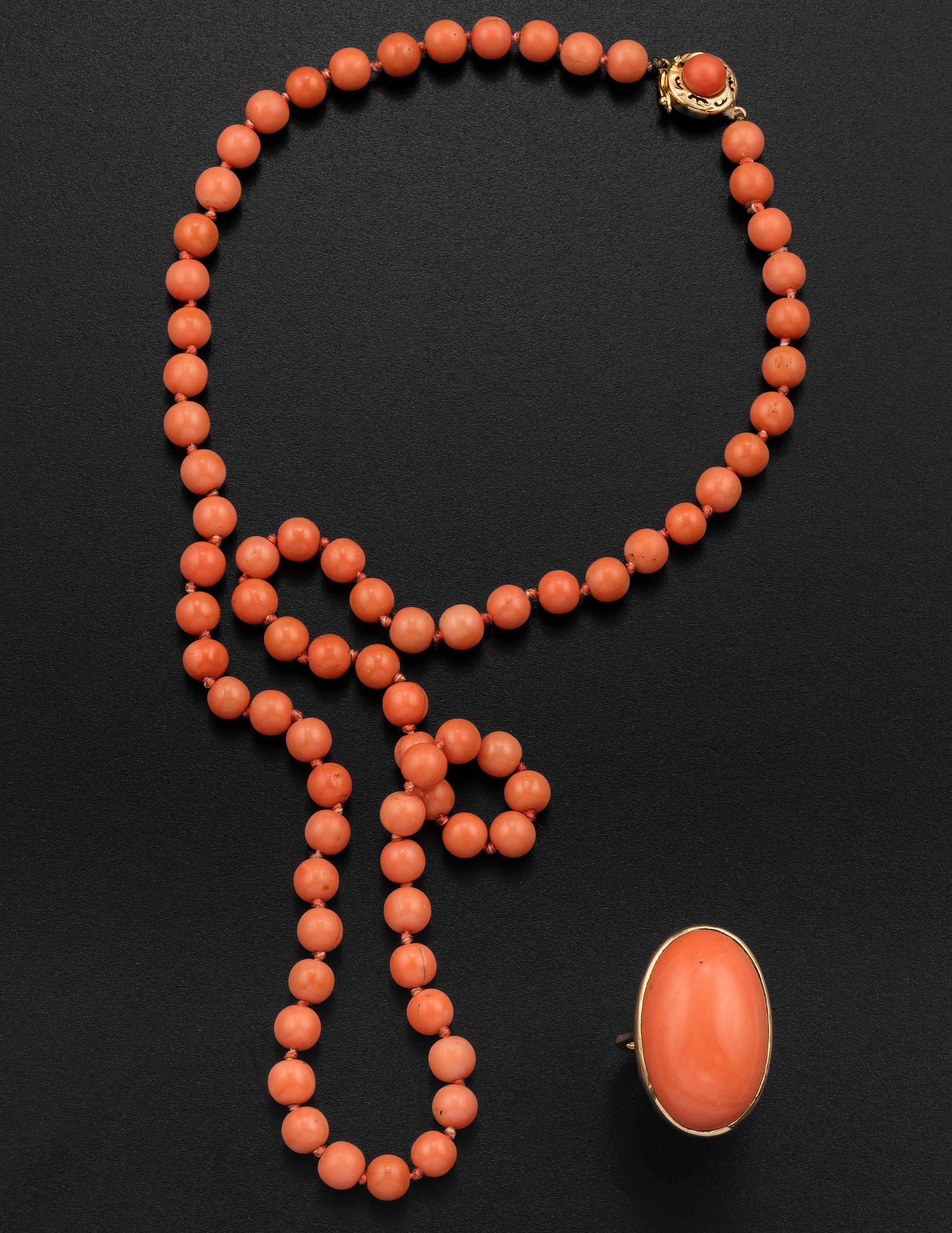 A group of coral and gold jewellery - fermezza e montatura in oro giallo 750/1000 -