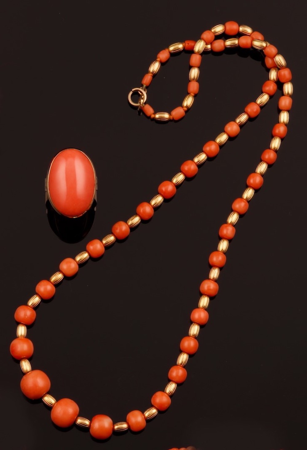 Coral and gold ring and necklace - montature in oro giallo 750/1000 -