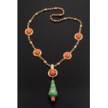 Carved coral and jade with diamond sautoir - montatura in oro giallo 750/1000 e [...]