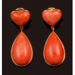 Pair of coral pendent earrings - top a cuore. Montatura in oro giallo 750/1000 -