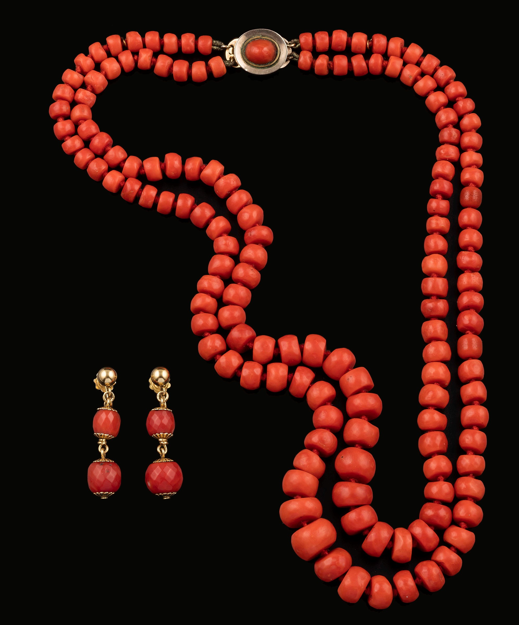 A group of coral and gold jewellery - fermezza e montatura in oro giallo 750/1000 -