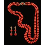 A group of coral and gold jewellery - fermezza e montatura in oro giallo 750/1000 -