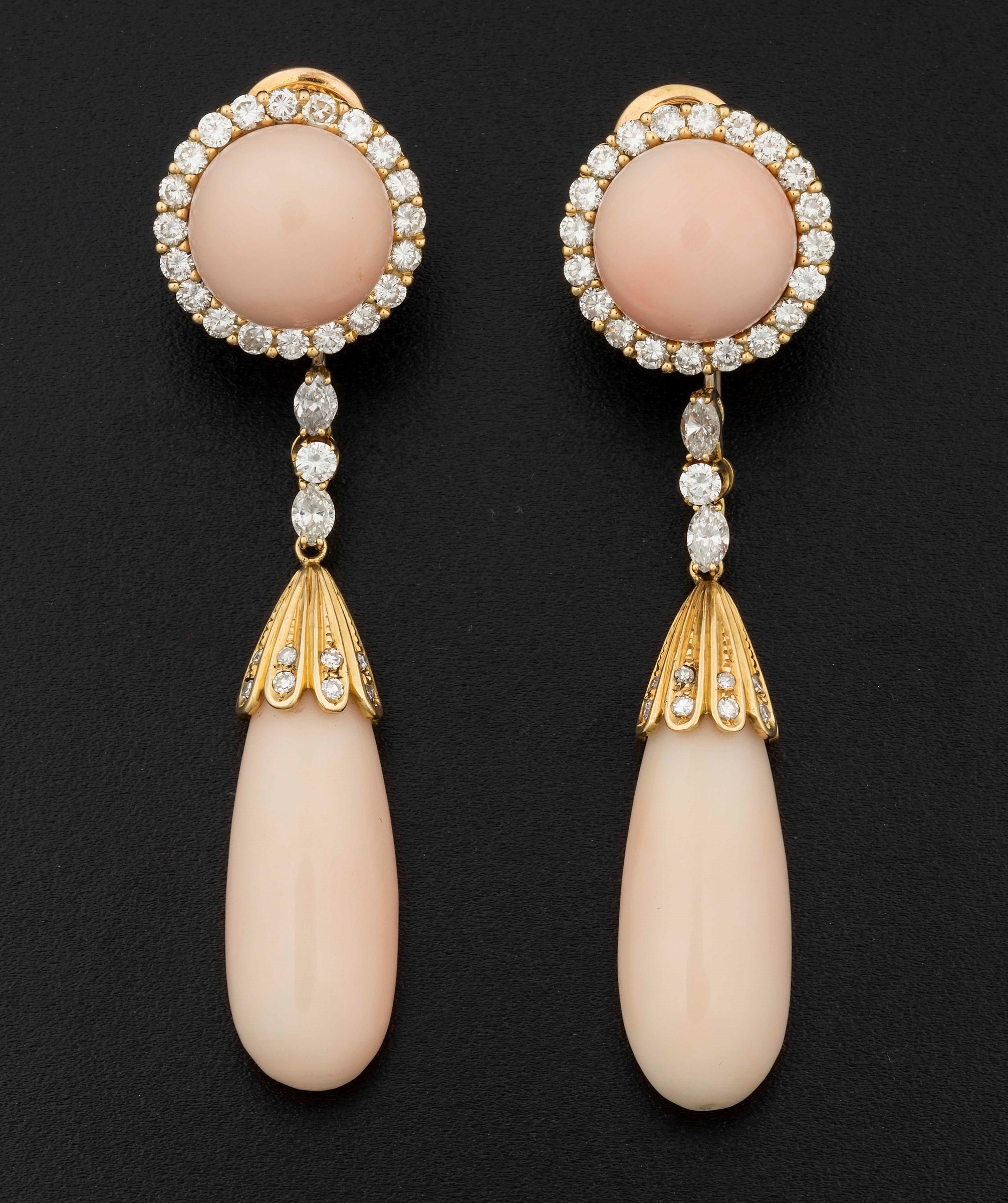 Pair of coral and diamond pendent earrings - montatura in oro giallo ed oro bianco [...]