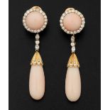 Pair of coral and diamond pendent earrings - montatura in oro giallo ed oro bianco [...]