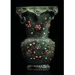 A jade vase, China, Qing Dynasty - Daoguang period (1821-1850). Semiprecious stone [...]